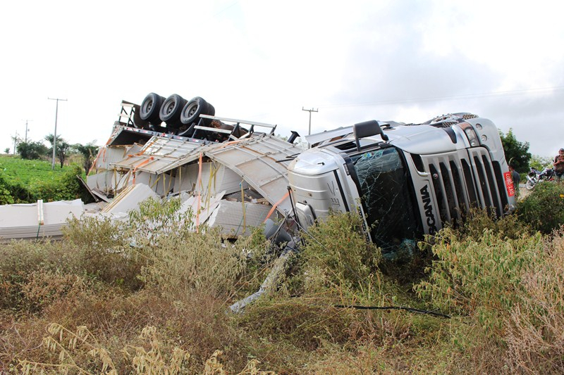 Carreta carregada de placas de gesso tomba na BA-130