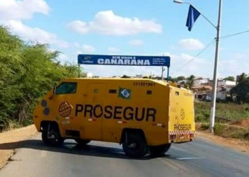 Criminosos incendeiam veículo após tentativa de assalto a carro-forte