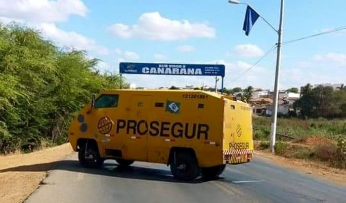 Criminosos incendeiam veículo após tentativa de assalto a carro-forte