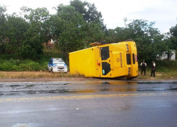 Carro forte tomba na BR 116 no município de Santa Bárbara