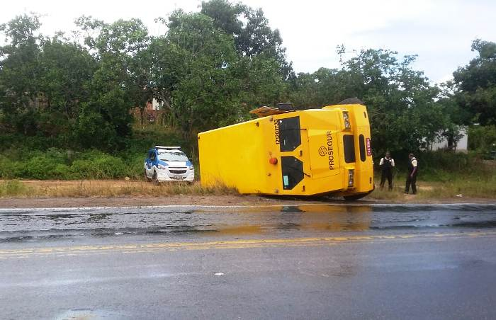 Carro forte tomba na BR 116 no município de Santa Bárbara