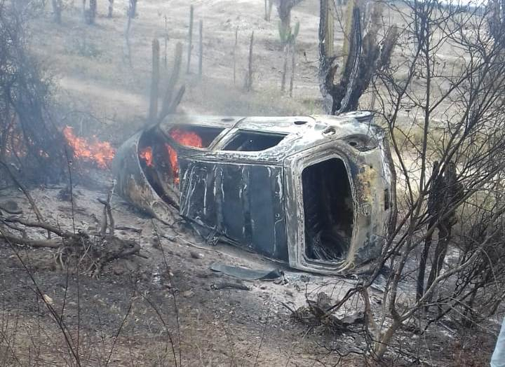 Carro com placa de Coité pega fogo após colisão na BA 120 próximo a Cansanção (matéria atualizada às 13h34)