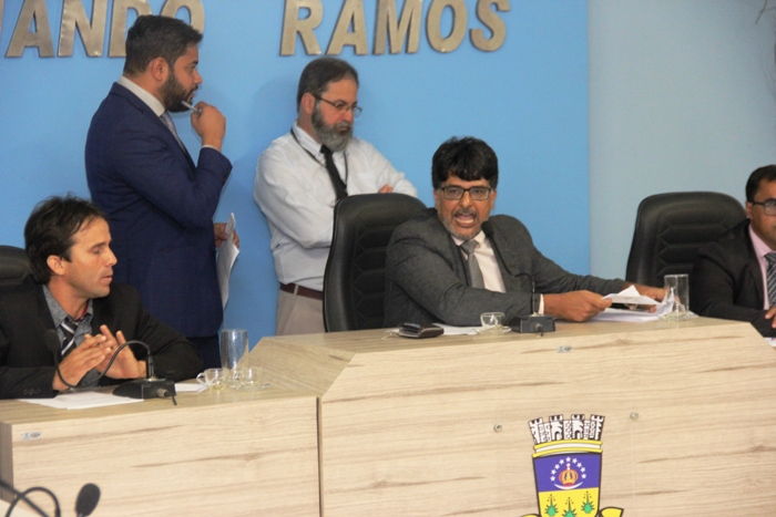 Coité – Sob clima tenso e de muita discussão, eleição para presidente da Câmara é suspensa