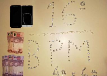 Retirolândia – PM prende três e encontra com eles 189 pedras de crack e 13 petecas de cocaína