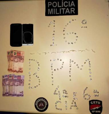 Retirolândia – PM prende três e encontra com eles 189 pedras de crack e 13 petecas de cocaína
