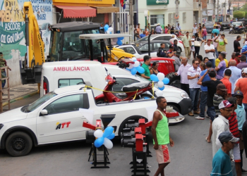 Araci – Prefeito Silva Neto reúne população para entrega de retroescavadeiras, trator, ambulância e anuncio de obras
