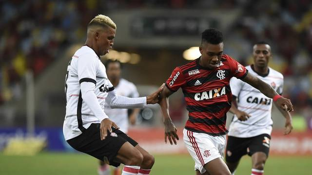 Vitória luta muito, mas perde para o Flamengo com placar mínimo