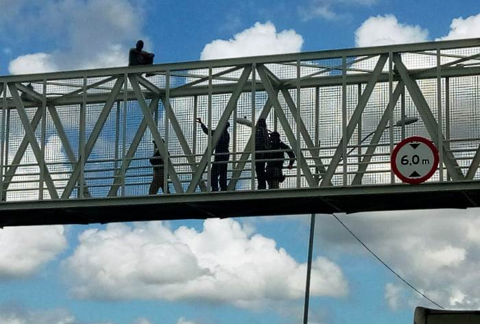 Homem é resgatado após ameaçar se jogar de passarela em Feira de Santana