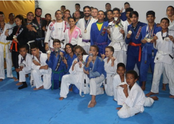 Equipe de Jiu-jitsu de Conceição do Coité se reúne para comemorar o êxito no último campeonato