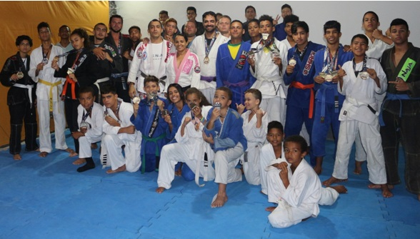 Equipe de Jiu-jitsu de Conceição do Coité se reúne para comemorar o êxito no último campeonato