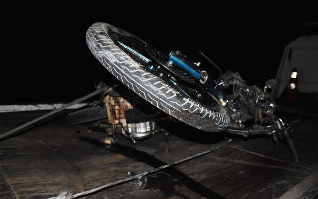 Dois homens caem de motocicleta após batida com carreta e morrem atropelados por veículo na Bahia