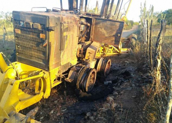 Patrol é consumida pelo fogo quando realizava manutenção de estrada vicinal de Coité