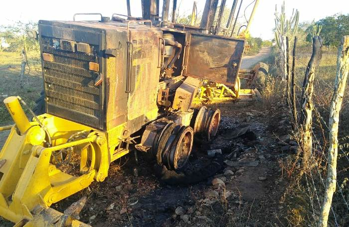 Patrol é consumida pelo fogo quando realizava manutenção de estrada vicinal de Coité