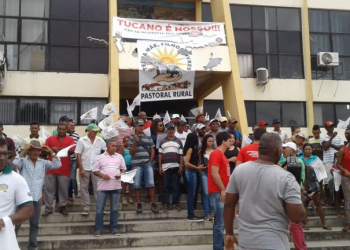 Movimentos sociais se manifestam em frente à Prefeitura de Tucano