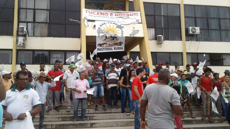 Movimentos sociais se manifestam em frente à Prefeitura de Tucano