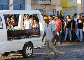 Corpo de Willian é sepultado em Coité; vítima foi assassinada no interior de Minas Gerais