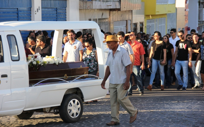 Corpo de Willian é sepultado em Coité; vítima foi assassinada no interior de Minas Gerais