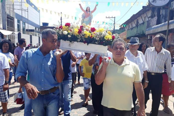Sérgio Gomes participa da procissão de Nossa Senhora das Vitórias