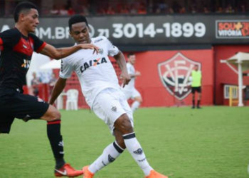 No sufoco, Vitória bate o Atlético Mineiro e deixa o Z4