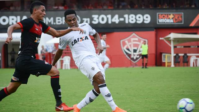 No sufoco, Vitória bate o Atlético Mineiro e deixa o Z4