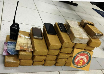 PM de Araci faz aboradagem em taxi e encontra farta quantidade de droga