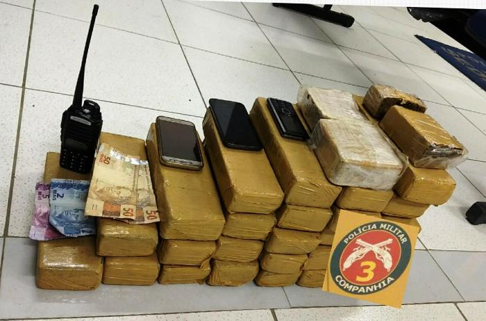 PM de Araci faz aboradagem em taxi e encontra farta quantidade de droga