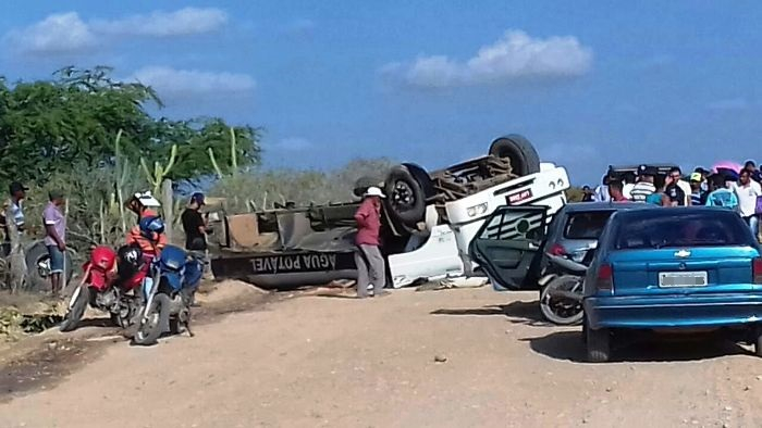 Capotamento de caminhão pipa deixa dois mortos e três feridos