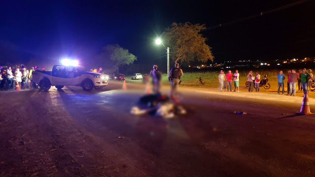 Motociclista morre atropelado por carreta na BR 324