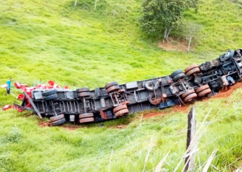 Carreta carregada de cerveja tomba ao subir ladeira e motorista morre na Bahia