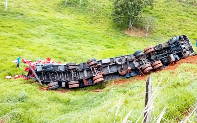 Carreta carregada de cerveja tomba ao subir ladeira e motorista morre na Bahia