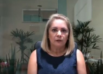 Ex-mulher de Bolsonaro ataca Folha, nega ameaça e faz campanha para o deputado