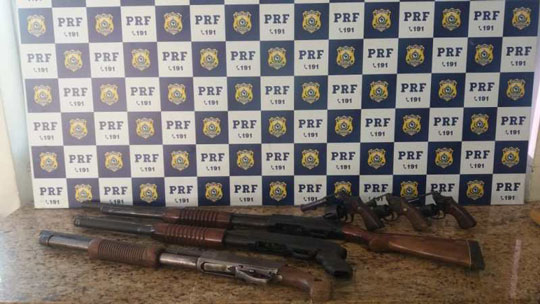 Homem de Capim Grosso e mulher de SP são presos com seis armas de fogo e mais de 40 kg de drogas dentro de dois ônibus