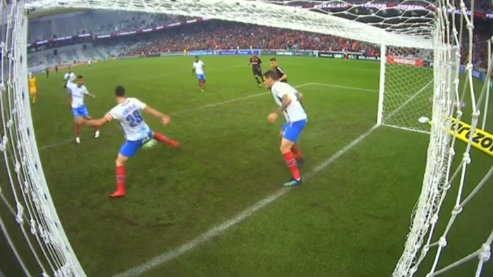 Bahia joga na retranca mas não resiste a força do Furacão na Arena da Baixada