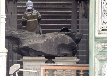 Meteorito que caiu em Monte Santo-BA foi uma das poucas peças que resistiu ao fogo no Museu do Rio de Janeiro