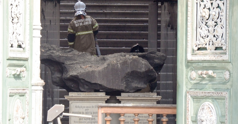 Meteorito que caiu em Monte Santo-BA foi uma das poucas peças que resistiu ao fogo no Museu do Rio de Janeiro