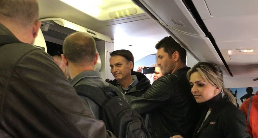 Bolsonaro desembarca no Rio e vai direto para casa