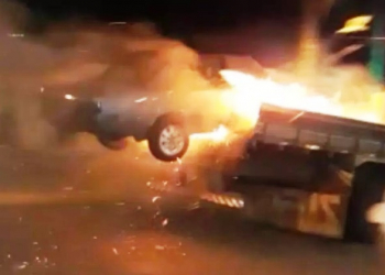 Caminhão carregando carro em chamas provoca pânico na cidade de Itaberaba