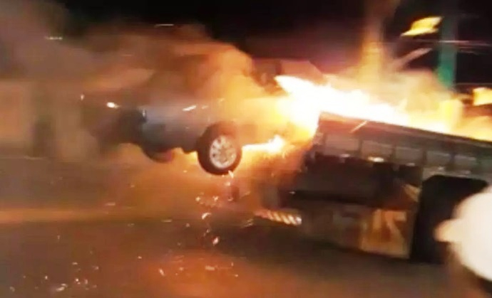 Caminhão carregando carro em chamas provoca pânico na cidade de Itaberaba