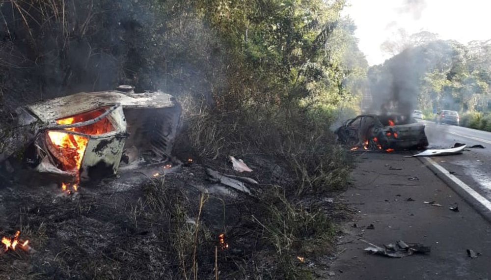 Dois morrem carbonizados e um fica ferido em colisão de veículos na BR 101
