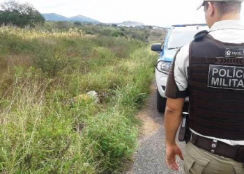 Corpo é encontrado às margens da Estrada do Feijão; vítima estava com mãos e pés amarrados