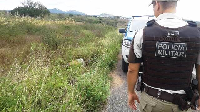 Corpo é encontrado às margens da Estrada do Feijão; vítima estava com mãos e pés amarrados