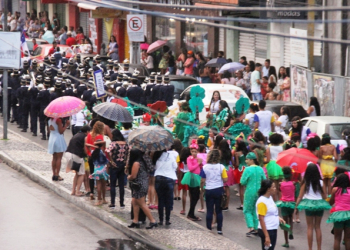 Chuva tira o brilho do desfile de 7 de Setembro em Coité