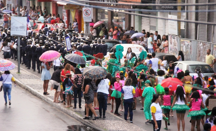 Chuva tira o brilho do desfile de 7 de Setembro em Coité