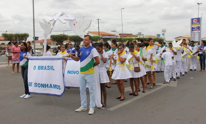 Santaluz I – Desfile Cívico envolveu mais de 1400 estudantes da rede municipal na manhã desta sexta-feira