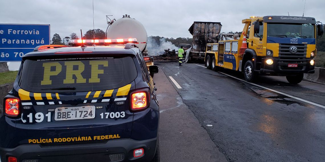 PR – Presos em fuga incendeiam caminhões e interditam rodovia BR-116