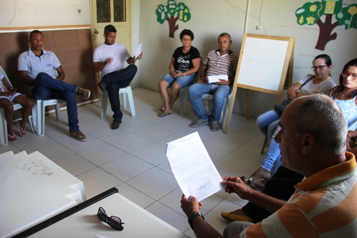 Auxiliares de secretarias de escolas e agentes administrativos de Retirolândia estão paralisados