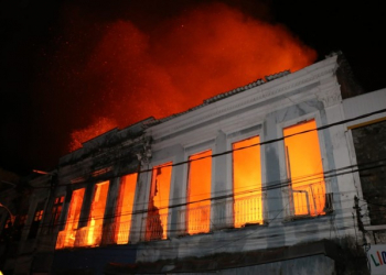 Incêndio atinge casarões na Baixa dos Sapateiros, em Salvador