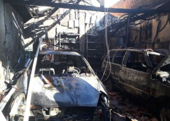 Incêndio atinge garagem e destrói veículos na área comercial de Retirolândia