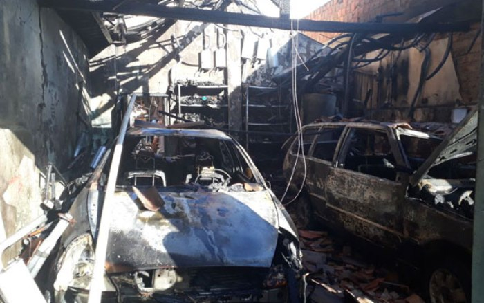 Incêndio atinge garagem e destrói veículos na área comercial de Retirolândia