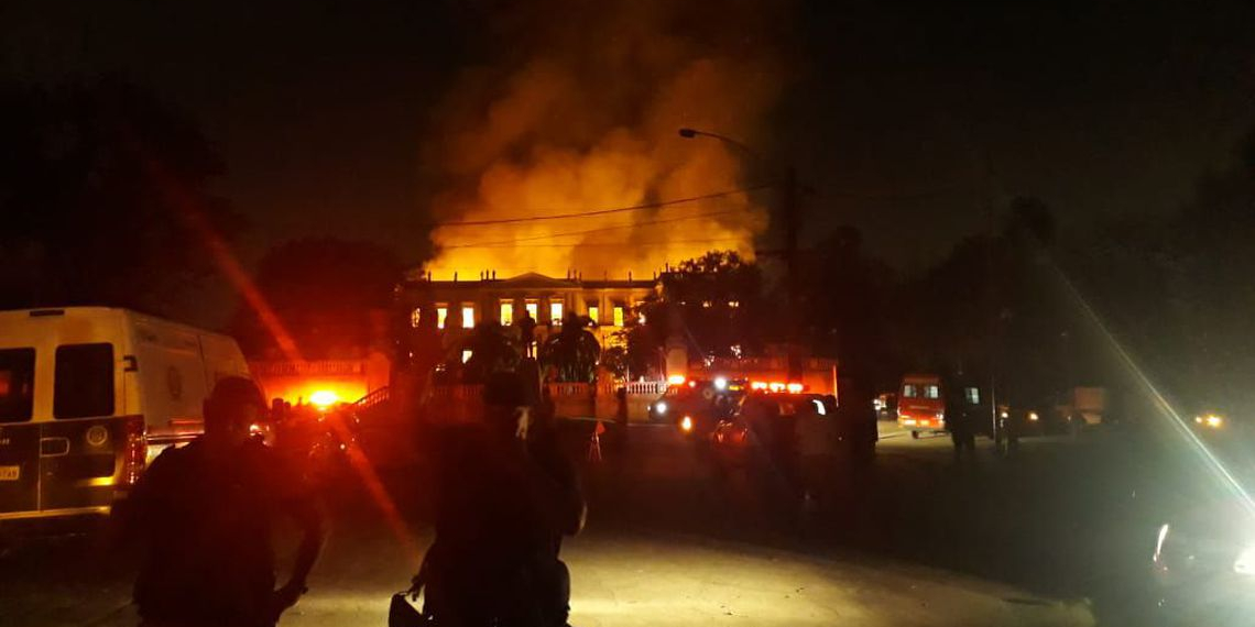 Incêndio atinge Museu Nacional do Rio de Janeiro